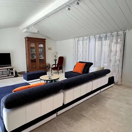 Magnifique Avec Piscine Chauffee Au Centre Du Village Villa