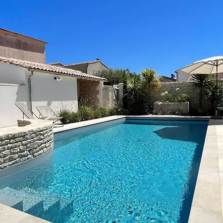 Magnifique Avec Piscine Chauffee Au Centre Du Village