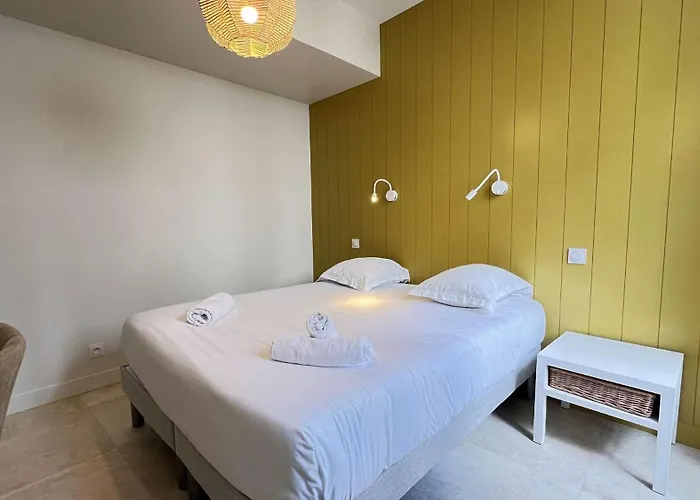 Magnifique Avec Piscine Chauffee Au Centre Du Village Vila