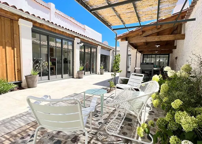 Magnifique Avec Piscine Chauffee Au Centre Du Village Vila