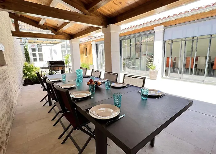 Magnifique Avec Piscine Chauffee Au Centre Du Village