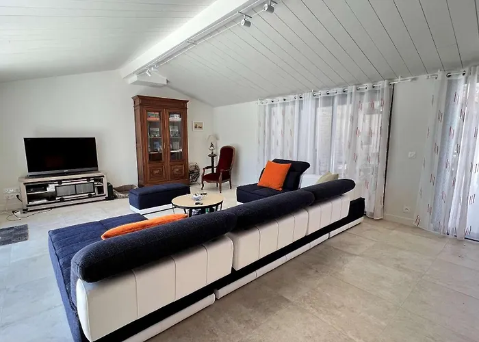 Magnifique Avec Piscine Chauffee Au Centre Du Village Vila