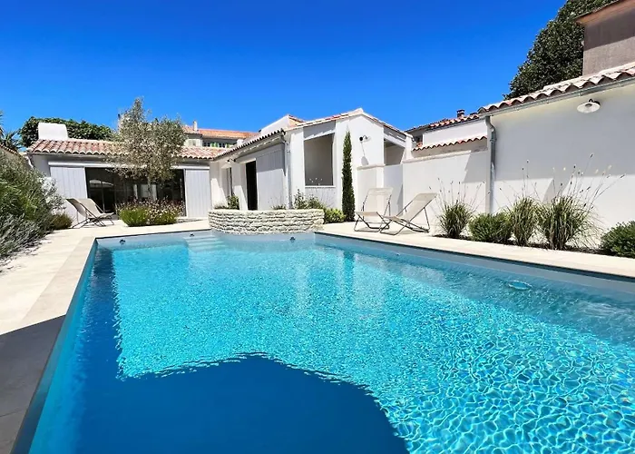 Magnifique Avec Piscine Chauffee Au Centre Du Village Vila *