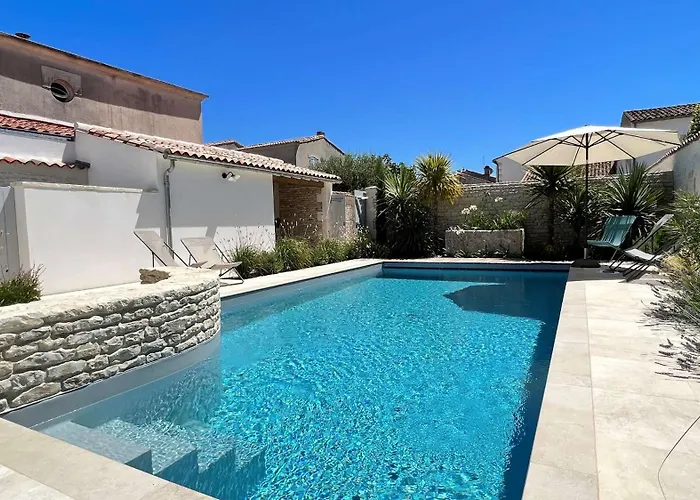 Magnifique Avec Piscine Chauffee Au Centre Du Village