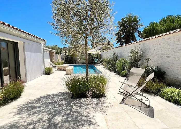 Magnifique Avec Piscine Chauffee Au Centre Du Village Vila *